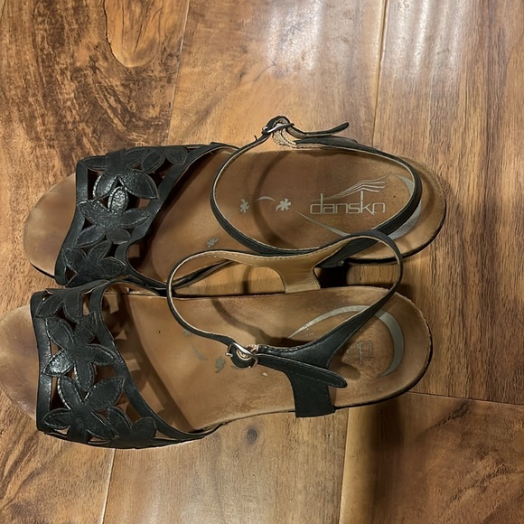 Dansko comfy strappy sandals - Picture 2 of 6